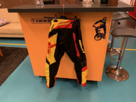 Kenny Elite BMX Wedstrijd Broek, Zwart/Rood/Geel, Youth 28, Gloednieuw