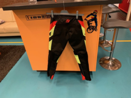 Kenny Elite BMX Wedstrijd Broek, Zwart/Rood/Geel, Youth 28, Gloednieuw