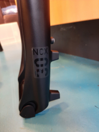 28 inch Suntour NCX luchtgeveerde voorvork zwart