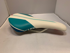 Cube Selle Scape Dames Zadel, Wit/Blauw met Flashrood, Gloednieuw