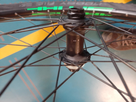 Shimano Deore WH-M618 29er ATB Thru-Axle Voorwiel met Band, Zwart/Groen, Gloednieuw