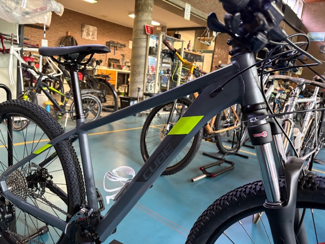 Cube Attention 27,5 inch Mountainbike Grijs/Groen, Gloednieuw