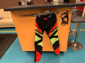 Kenny Elite BMX Wedstrijd Broek, Zwart/Rood/Geel, Youth 28, Gloednieuw