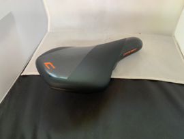 Selle Scape Justek ConceptZadel, Zwart/Fluo-Oranje, ATB/Race, Gloednieuw