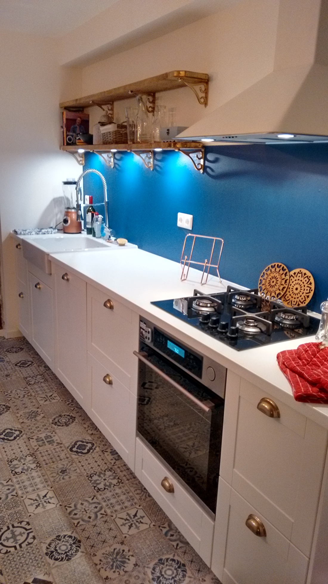 blije klant kitchenwalls keukenbehang op maat blauw