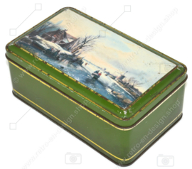 ​Boîte à biscuits vintage verte avec une scène néerlandaise dans un paysage d'hiver
