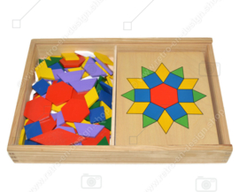 Vintage spel bestaande uit een houten kistje met tangram puzzels en voorbeelden