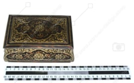 Vintage bolvormig blikken kistje op vier halfronde voetjes met gestileerde bloemen van De Gruyter