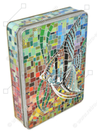 Lata rectangular con una imagen similar a un mosaico de un pez ángel