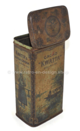 Boîte vintage rectangulaire pour 1 kg de cacao KWATTA avec un tableau de carreaux bleu de Delft représentant un village de pêcheurs