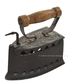 Antiek metalen kolen strijkijzer of strijkbout met houten greep