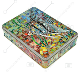 Lata rectangular con una imagen similar a un mosaico de un pez ángel