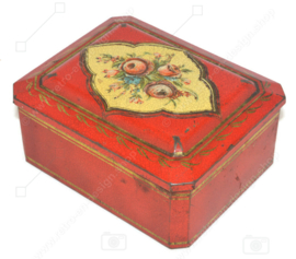 Boîte rectangulaire rouge avec détails dorés et décoration florale