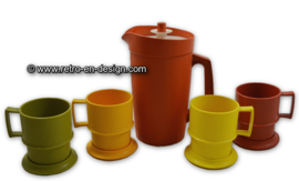 Juego Vintage Tupperware con jarra, cuatro tazas y posavasos