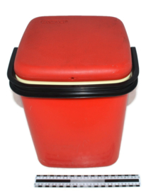 Caja fría alta modelo cuadrada fabricada por Curver en rojo, blanco, negro. Estado de época, años 70