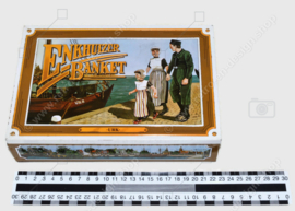 Vintage Blechdose für Enkhuizer Bankett mit Bildern eines Hafens mit Fischerbooten und regionalen Trachten "Urk"
