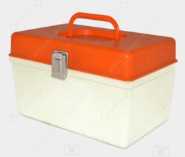 Kleine 'CURVER'-Nähbox oder Nähkiste aus den 1970er Jahren. Creme mit orangefarbenem Deckel