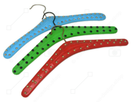 Ensemble de trois cintres vintage en Skaï en bleu clair, vert clair et rouge avec des clous en métal