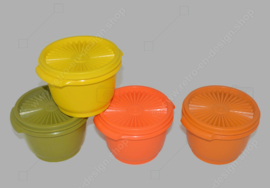 Complete set van vier vintage Tupperware kommetjes met zonnedeksel in geel, oranje, groen en bruin