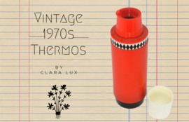 Vintage rote 70er Thermoskanne mit schwarzen Details in Rautenform