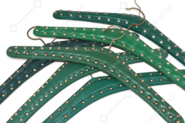 Ensemble de six cintres vintage en Skaï en vert avec des clous en métal
