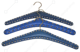 Set von drei Vintage Skai Kleiderbügeln in Blau mit gewölbte Nägel