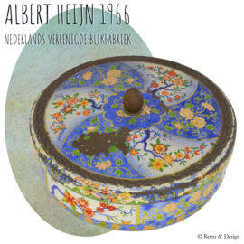 Brocante Albert Heijn ronde blauw met witte koektrommel met bloemversieringen uit 1966