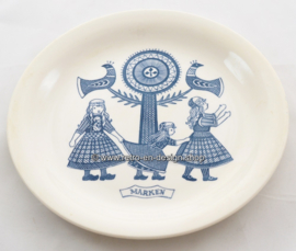 Placa de desayuno vintage con una imagen de Marken y traje regional, Maastricht, 1961-1962