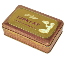 Lata vintage rectangular para pastillas de camafeo TJOKLAT con decoración de oro violeta y mujer arrodillada con cuenco de granos de cacao