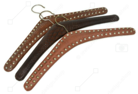 Set van drie vintage Skai kledinghangers in bruin met metalen studs