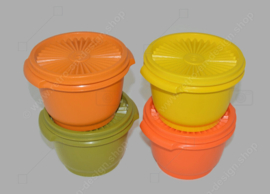 Complete set van vier vintage Tupperware kommetjes met zonnedeksel in geel, oranje, groen en bruin