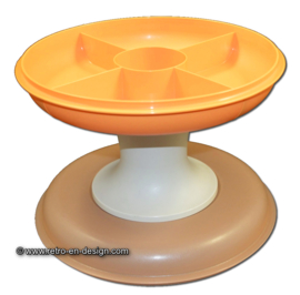 Etagère of Serveerschaal van Tupperware in oranje.