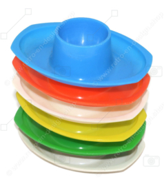 Set van zes kleurige vintage plastic eierdoppen met schillenrand