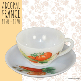 Juego de cuatro tazas y platos Arcopal France decorados con verduras variadas