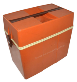 Glacière, boîte de refroidissement ou boîte de réfrigérateur vintage en plastique des années 70 en brun-orange et blanc.