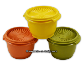 Vintage Tupperware Servalierschalen in verschiedenen Farben mit Sonnendeckeln