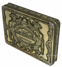 Boîte rectangulaire ancienne avec couvercle à charnière, "A. Driessen, Dessert-chocolaad", couleur argent