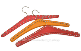 Set van drie vintage skai kledinghangers in rood en oranje met metalen studs