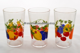 Tres vasos de jugo vintage 70s con patrón de fruta