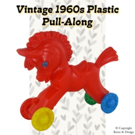 Encantador Caballo de Plástico Rojo Vintage con Cuerda de Arrastre en Excelente Estado