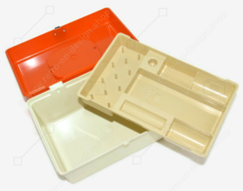 Kleine 'CURVER'  naaidoos, naaibox of naaikoffer uit de jaren 70. Créme met oranje deksel