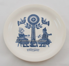 Placa de desayuno vintage con una imagen de Volendam y trajes tradicionales, Maastricht, 1961-1962