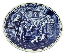 Assiette de poterie, plaque ornementale. scène de ménage