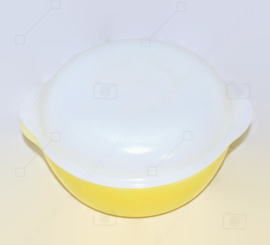 Plato de horno vintage amarillo de Arcopal France Opale con tapa blanca