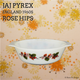 Ronde ovenschaal van JAJ Pyrex 'Rose Hips' decor rozebottels, Made in England