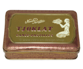 Rechteckige Vintage-Dose für TJOKLAT-Cameo-Pastillen mit lila-goldener Dekoration und kniender Frau mit einer Schüssel Kakaobohnen