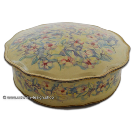 Round brocante biscuit tin with scalloped edge and pastel colored flower decor