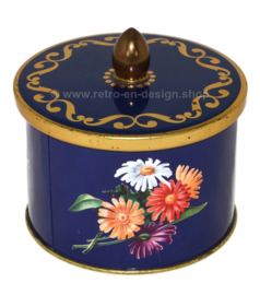 Vintage blaue Blechdose mit Knopf und Blumendekoration von Gerbera durch Côte d'Or