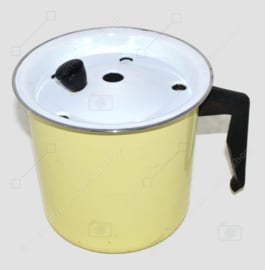 Brocante emaillierter gelber Milchkocher mit schwarzem Bakelitgriff und -knopf. 1950er - 1960er