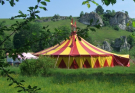 Ovale vintage koektrommel in rood en geel, in de vorm van een circustent voor Bolletje